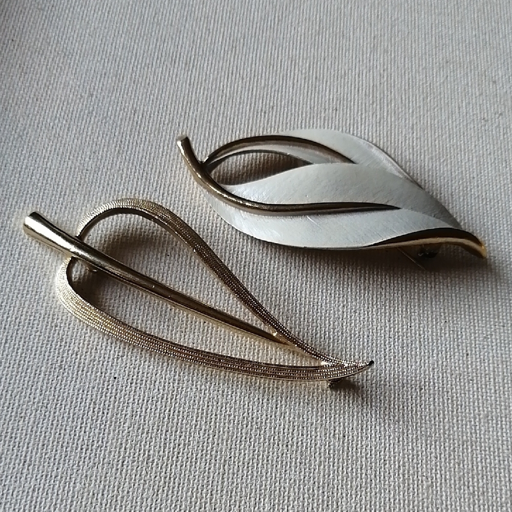 Vintage Sarah Coventry Brooches White Enamel Goldtone Leaf Unisex